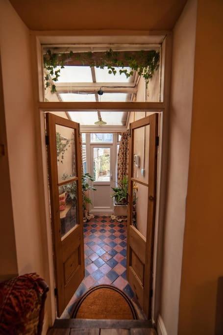 Glenroy Arts Gallery Meets Living Space Cardiff Esterno foto